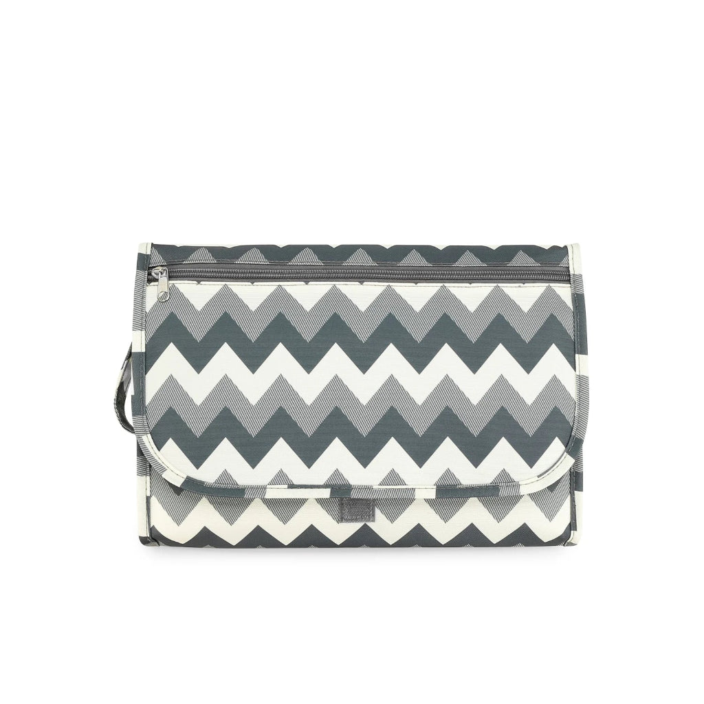 Tapis a langer nomade pliable compacte et impermeable imprime geometrique