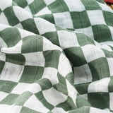 Gros plan sur la mousseline coton bambou du lange bébé