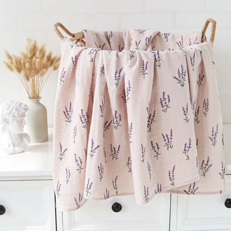 Lange Mousseline Fleurs de Lavande exposé sur un panier