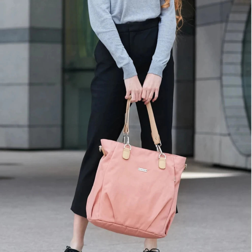 Le sac à langer chic porté à main