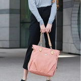 Le sac à langer chic porté à main