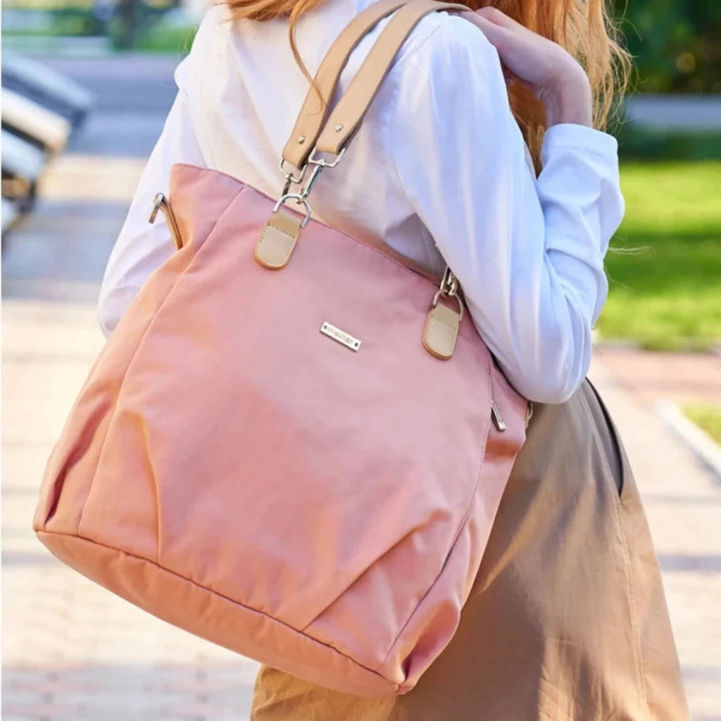 Le sac à langer chic porté épaule