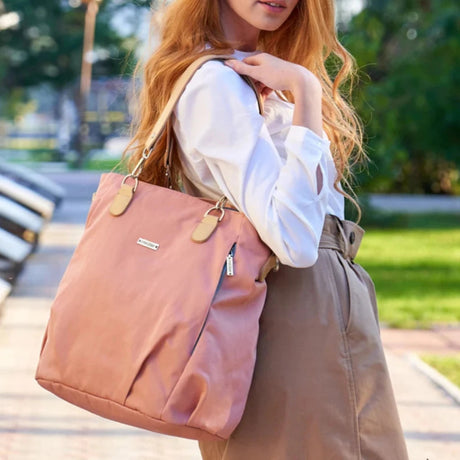Le sac à langer chic porté sur mannequin