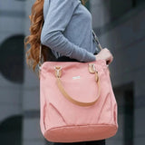 Le sac à langer chic porté en bandoulière