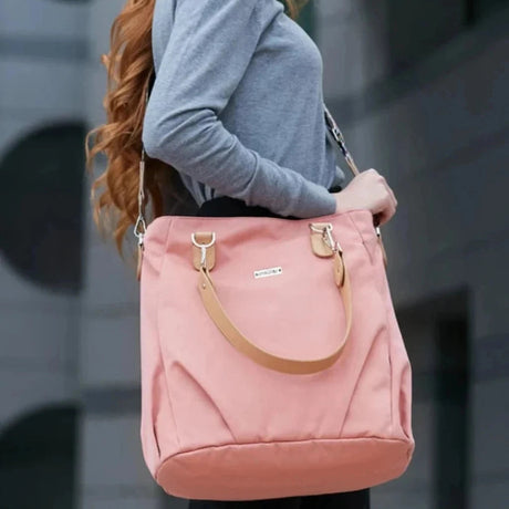 Le sac à langer chic porté en bandoulière