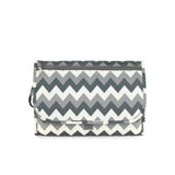 Tapis a langer nomade pliable compacte et impermeable imprime geometrique